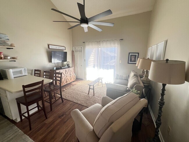 Building Photo - Walk to the Beach! Two-bedroom condo in Myrtle Beach. Adjacent to Beach Access!