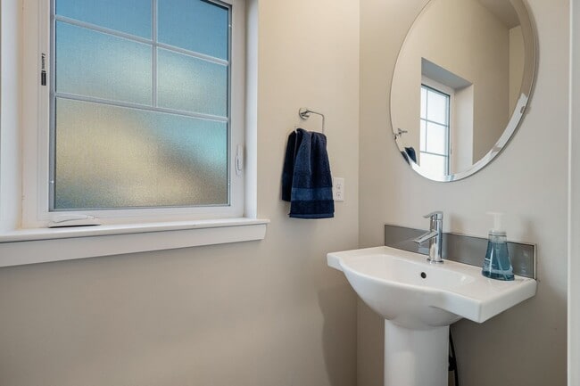 Building Photo - 700 Springside Ln