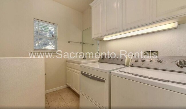 Building Photo - 3 br, 2.5 bath House - 567 Landis Circle