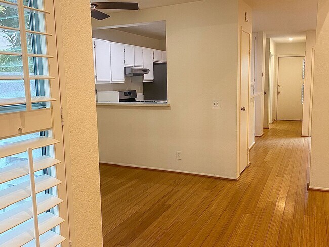 Building Photo - Wonderfully located 3bed, 3 bath in the heart of Westlake VIllage