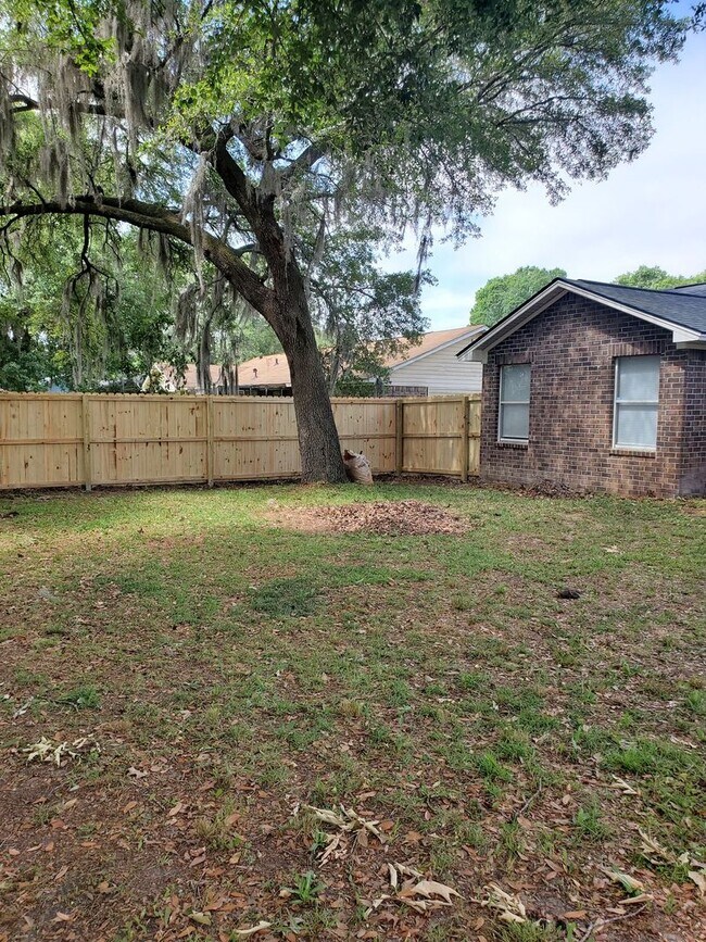 Building Photo - 1226 Roberts Way