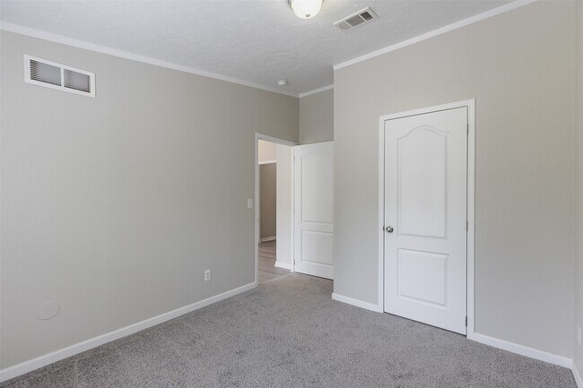 Building Photo - 1520 W Creek Dr