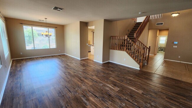 Building Photo - 4 Bedroom Home in the Sun Grooves Communit...