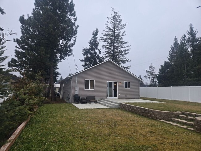 Building Photo - Single-level home with private yard
