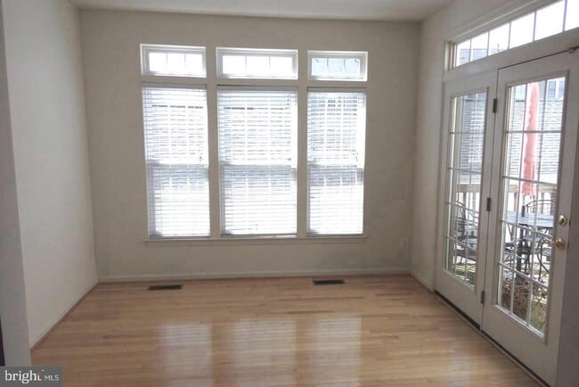 Building Photo - 16606 Barge Cir