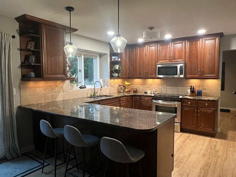 Building Photo - 7710 S Hickory Pl