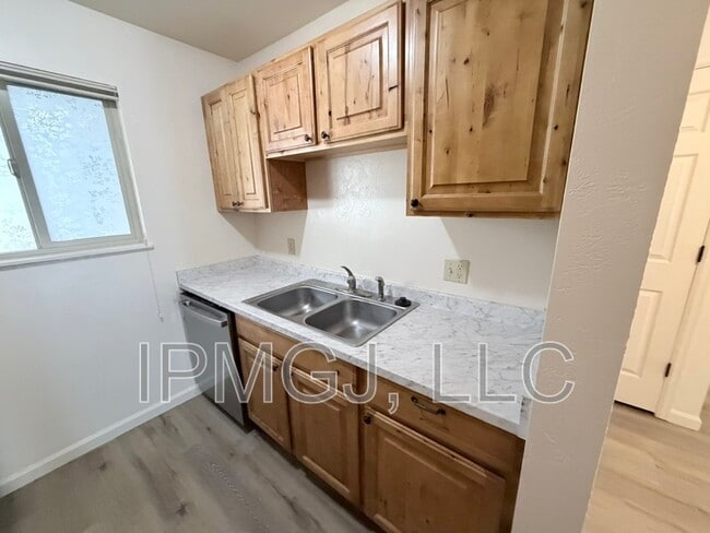 Building Photo - 3150 Lakeside Dr