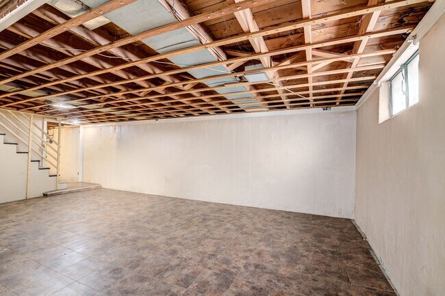 Building Photo - Charming 3-Bedroom Home with Garage, Basement & Fenced Backyard