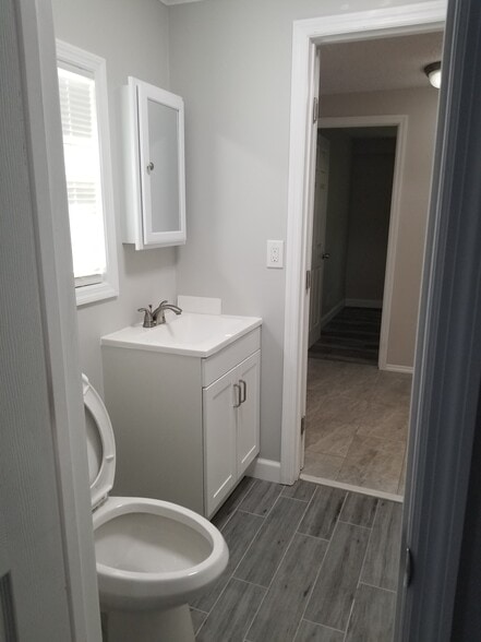Middle Bathroom - 3234 71st Ave N