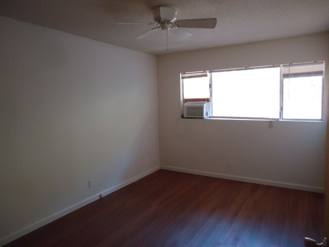 Building Photo - Newtown Meadows Clean 2 Bedroom, 2 Bath, w...