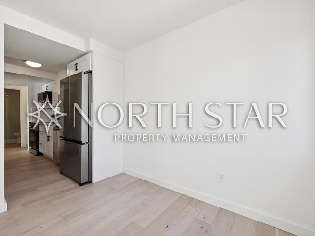 Building Photo - Remodeled Condo in the Heart of Old Town Lake Oswego