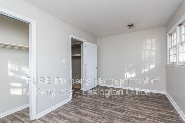 Building Photo - 3736 Camelot Dr