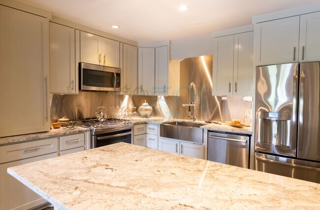 Building Photo - Elegant, updated Pleasant Valley townhome in the heart of WLR