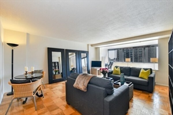 Building Photo - 2 Hawthorne Pl