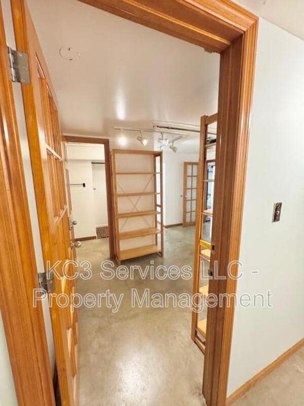 Building Photo - 615 E 101st Ter