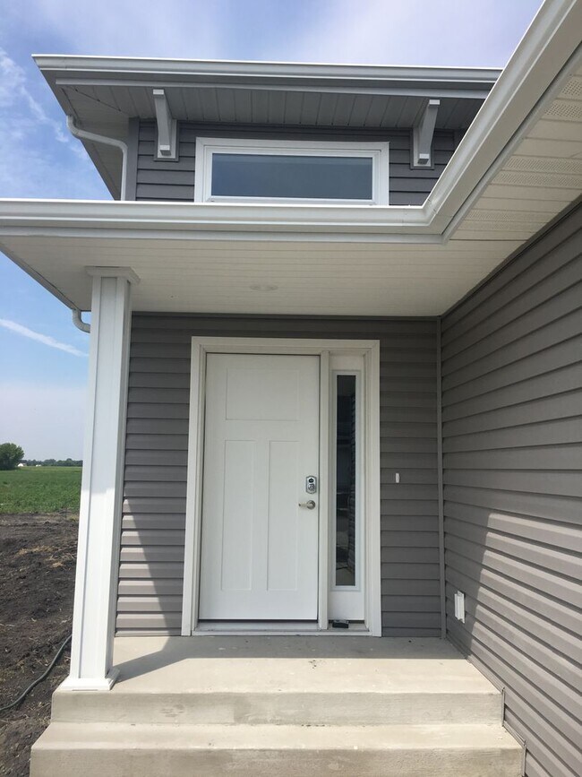 Building Photo - 4 Bed 2 Bath Single Family Home