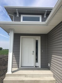 Building Photo - 4 Bed 2 Bath Single Family Home