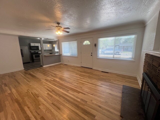 Building Photo - 4 Bed 1.5 Bath in Prime Bench Location!