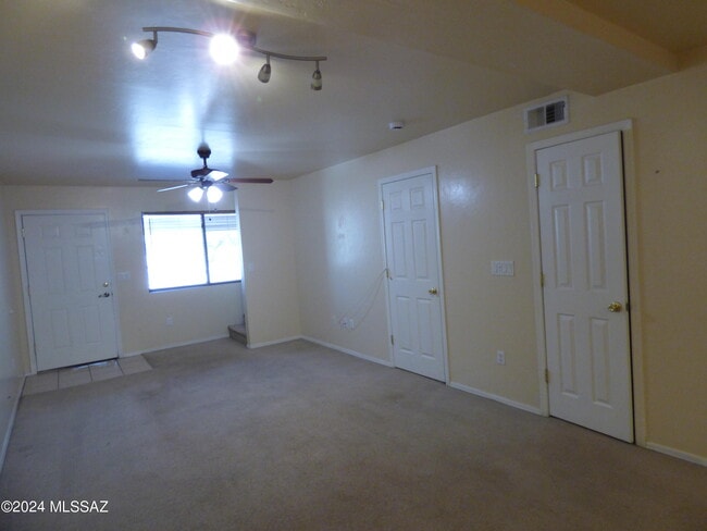 Building Photo - 1077 N Riverside Dr