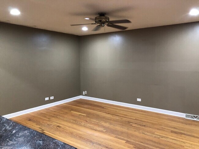 Building Photo - 7728 S 78th Ave