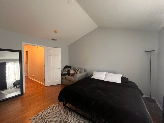 Building Photo - 610 Lakeridge Ct