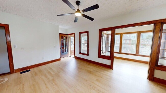 Building Photo - 978 1/2 Linwood Ave