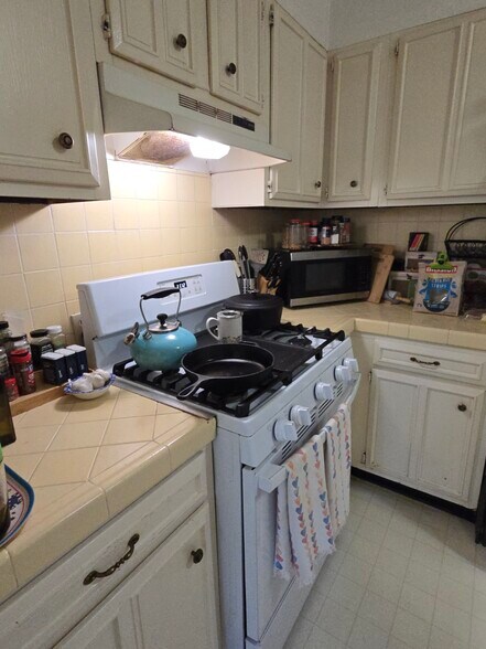 Kitchen - 430 S Oakhurst Dr
