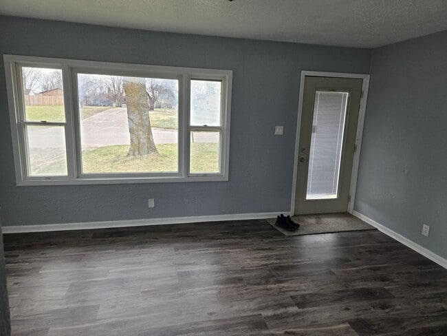 Building Photo - AVAILABLE NOW!