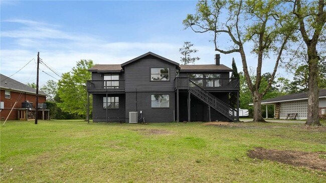 Building Photo - Renovated Waterfront Home