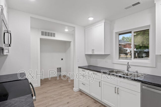 Building Photo - 218 Reda Ln