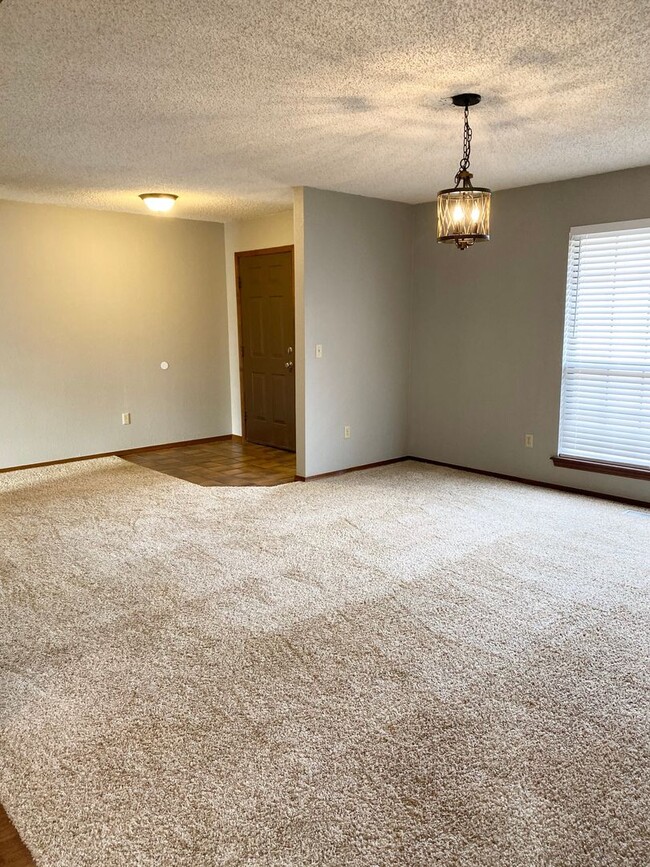 Building Photo - Renovated Rental in NW OkC!