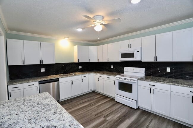 Building Photo - 807 N Guignard Dr