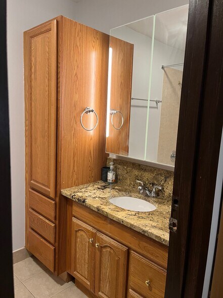 Building Photo - 6105 Knoll Valley Dr