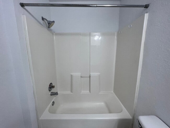 Building Photo - Spacious 2 Bed, 2 Bath Condo in Gated Comm...