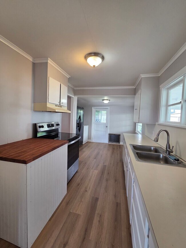 Building Photo - Sweet Home on Spring Street! 2 Bed, 1 Bath w/ Fenced Yard & Carport!
