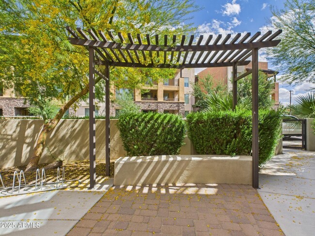 Building Photo - 4816 N Woodmere Fairway