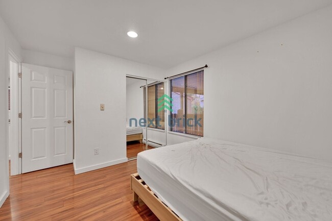 Building Photo - Beautifully Spacious Top-Floor Condo in th...