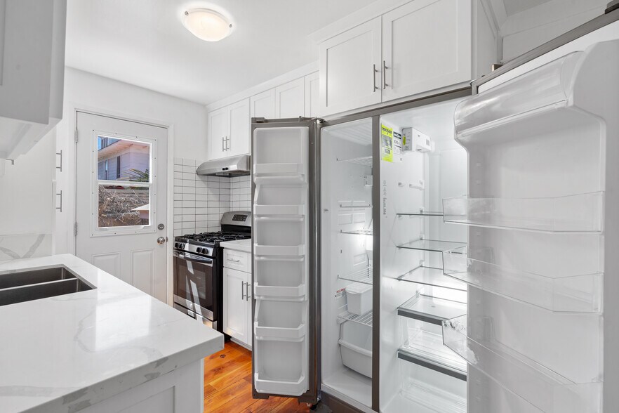 Kitchen - 207 E Avenue 31