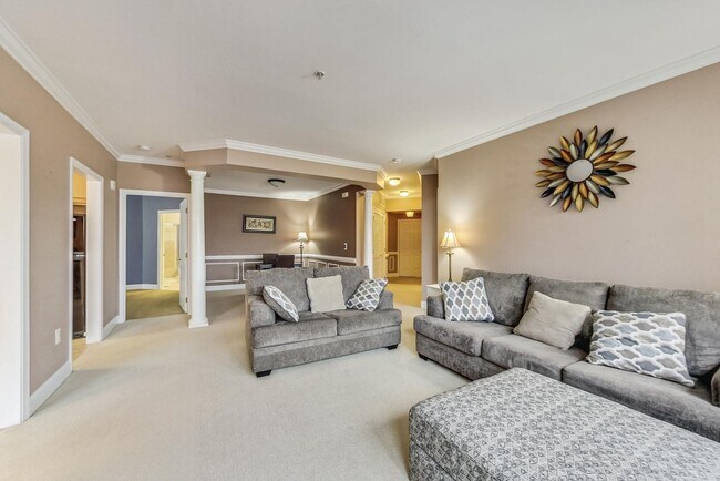 Building Photo - Beautiful two bedroom, two bathroom unit l...