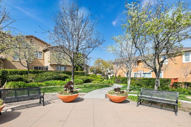 Building Photo - Stunning Corner Unit with Mountain Views & Prime Location!