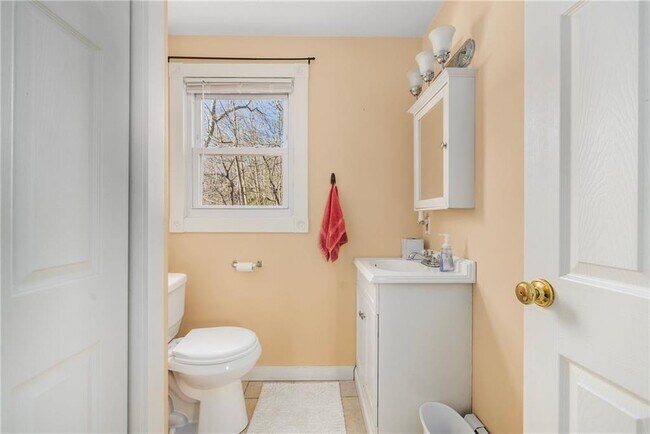 Building Photo - 1059 E Shore Rd