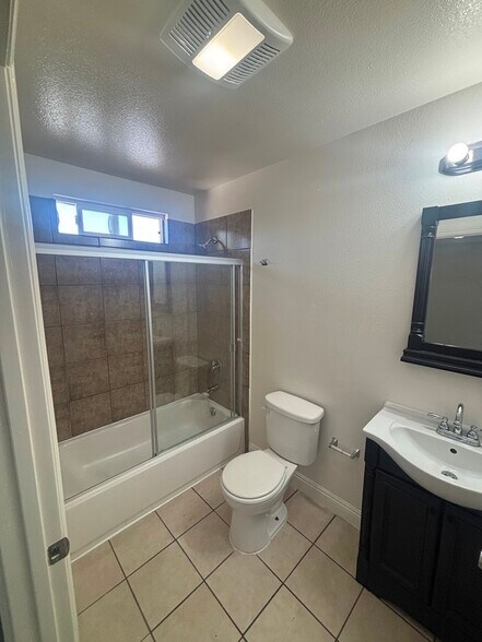 Building Photo - 1229 W 60th St