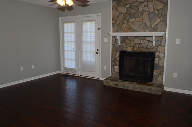 Building Photo - HUGE DETACHED GARAGE with 12' Door! 3 Bed/...