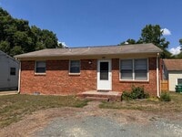 Building Photo - 915 Pine Cir Dr
