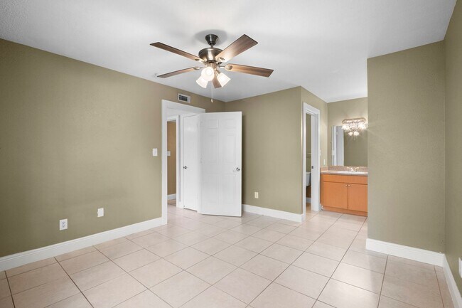Building Photo - Affordable 2 bedroom 2 bathroom Condo in Fort Myers