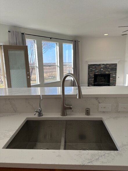 Building Photo - 4205 Lakeside Dr