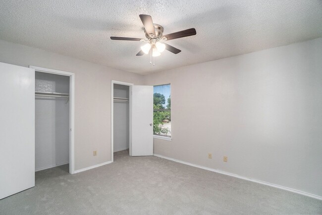 Building Photo - 3301 Aurora St