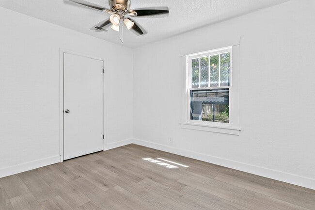 Building Photo - 1 bedroom 1 bathroom upstairs 4 plex unit available 05/18/2026