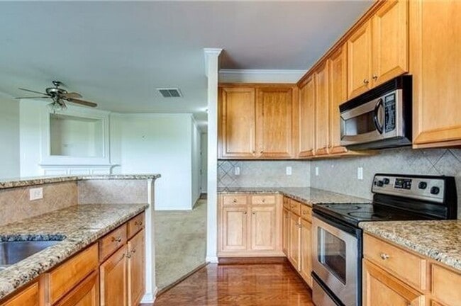 Building Photo - 3BR Townhome • In-Unit W/D • Trash Included in Fort Mill