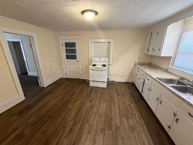 Building Photo - 940 Blandwood Ave